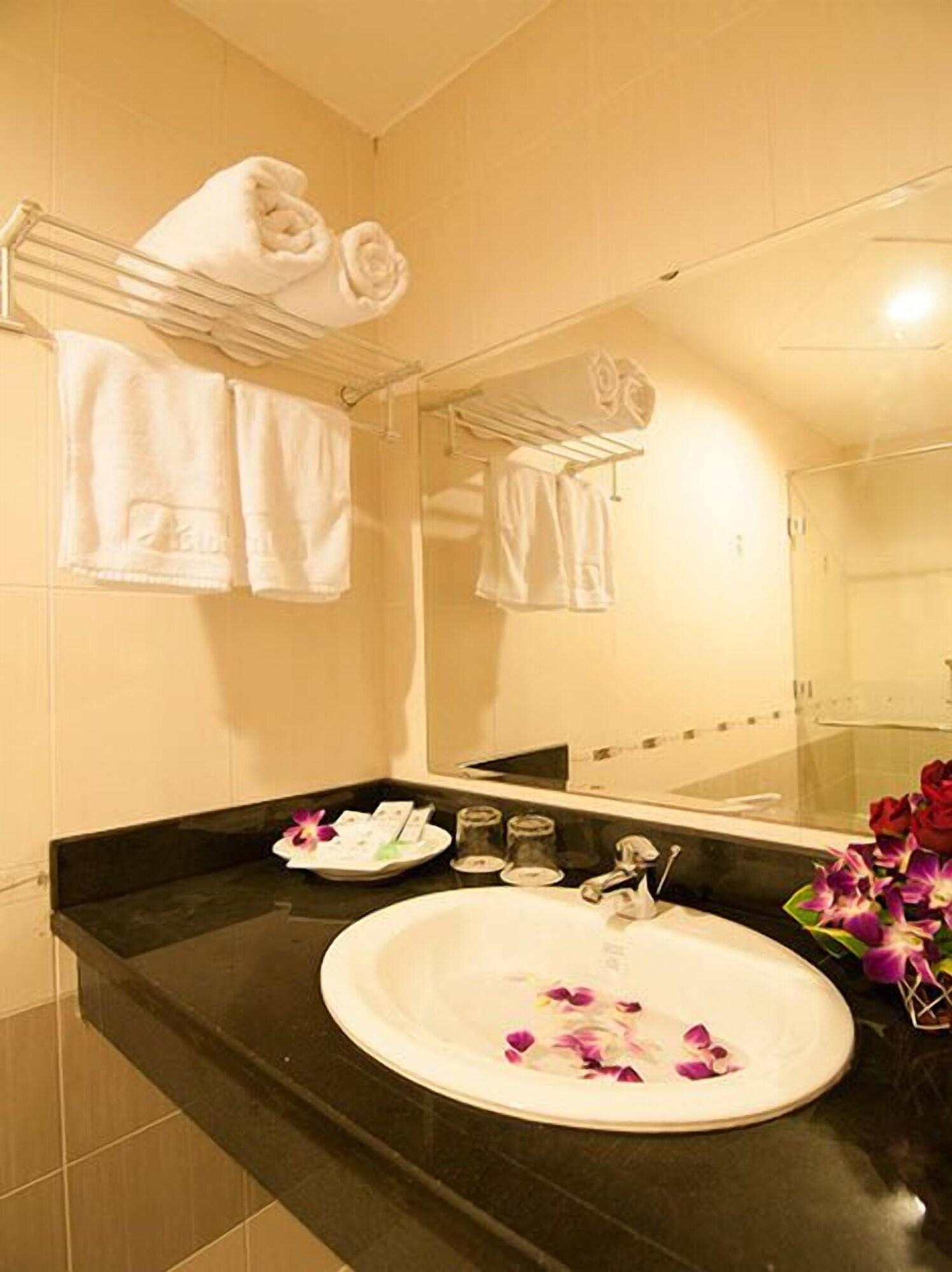 Valentine Hotel Saigon - Bui Vien Street Хошимін Екстер'єр фото