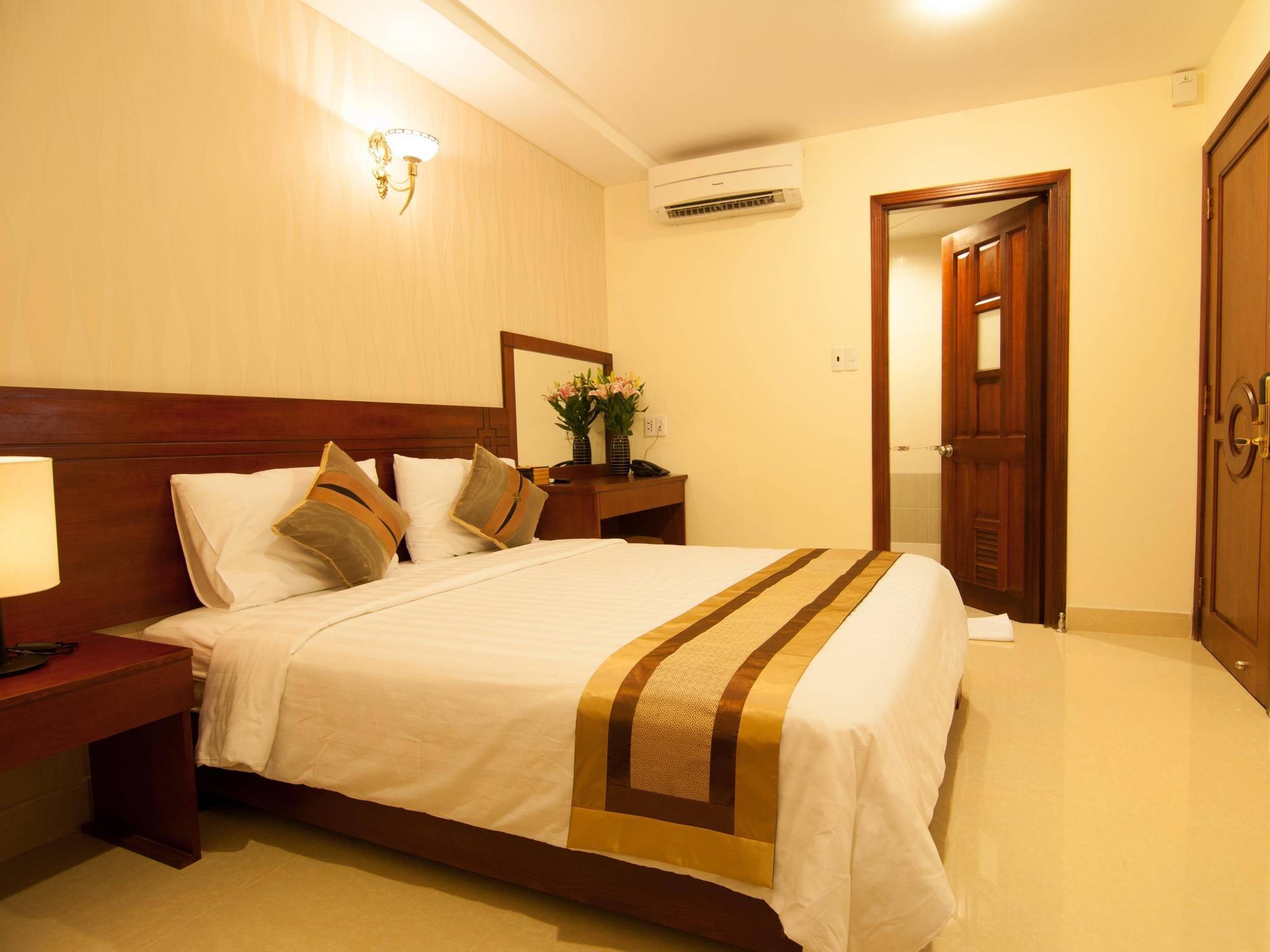 Valentine Hotel Saigon - Bui Vien Street Хошимін Екстер'єр фото